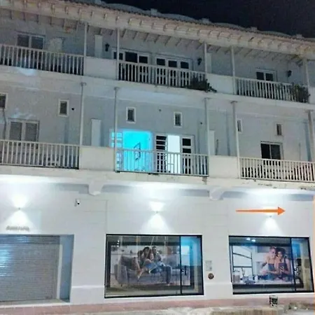 Apto Centro Comodo 3 Piso -- 1 *