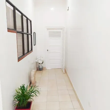 Apto Centro Comodo 3 Piso -- 1